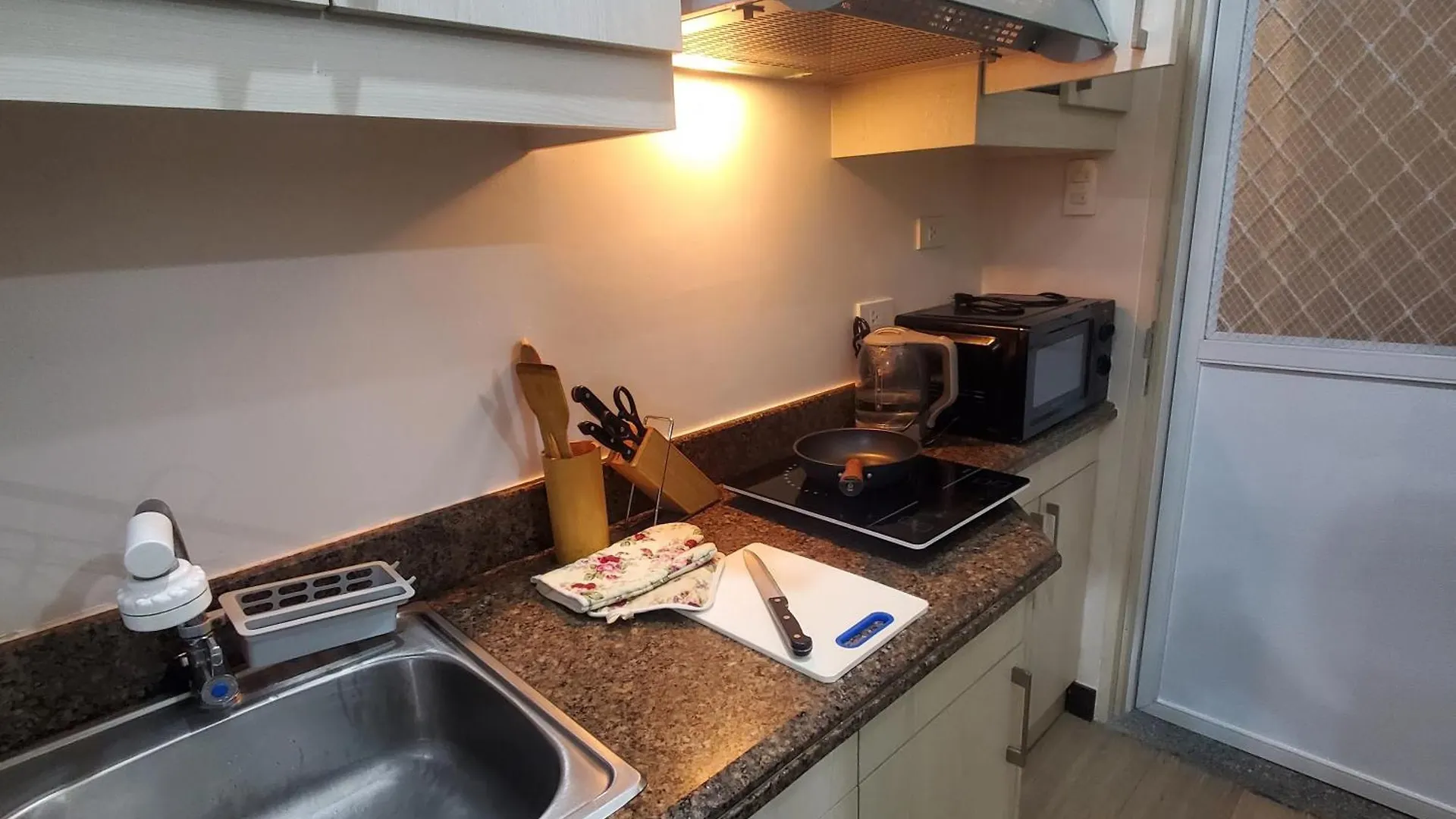 The Layover Queen Br Near Naia T3 Apartment Manila 0*,  Philippines